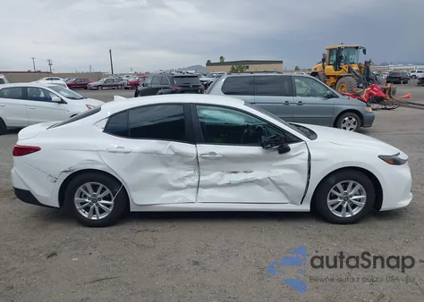 2025 Toyota Camry Le z USA, uszkodzony, nr VIN 4T1DAACK2SU568579